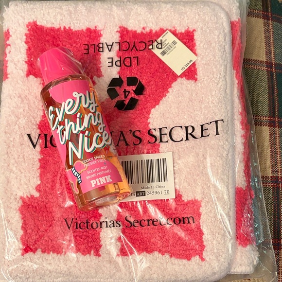 Pink Victoria’s Secret 2 item bundle Both brand new - Picture 1 of 7